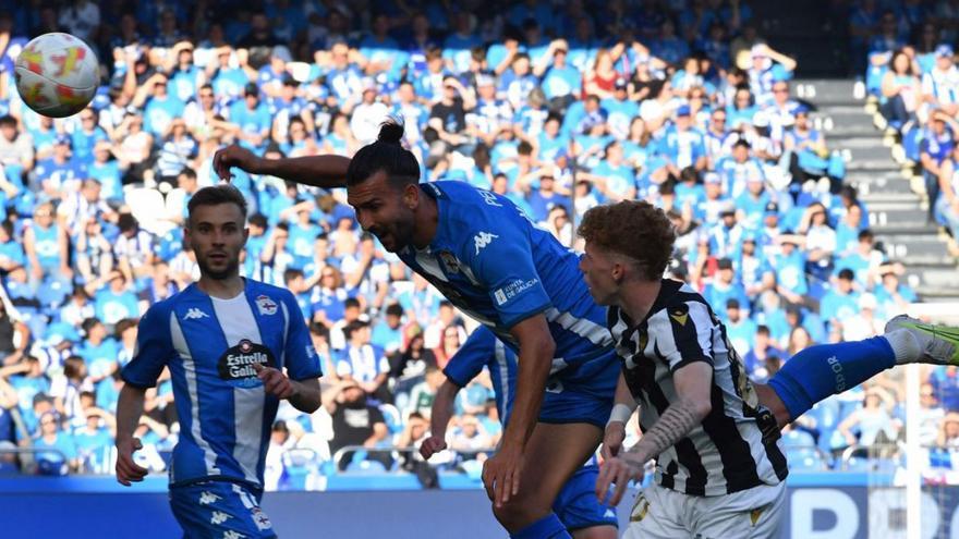 Pablo Martínez salta a por una pelota ante De León y Lebedenko. |  // VÍCTOR ECHAVE