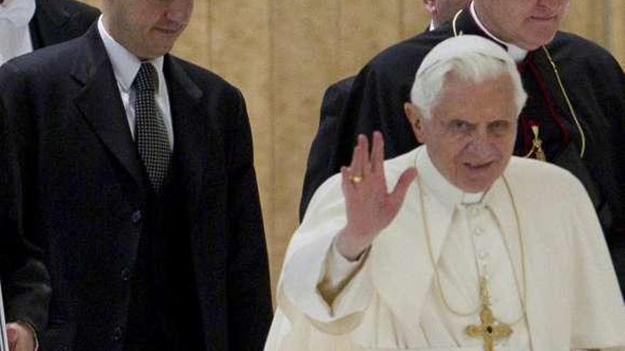El mayordomo, junto al Papa, en un acto oficial en febrero. / claudio peri
