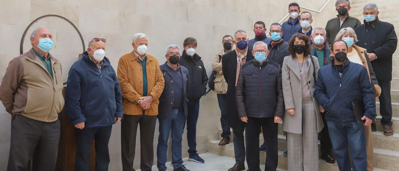 Rosa Pardo se reunió ayer en Orihuela con las comunidades de regantes de la Vega Baja. |