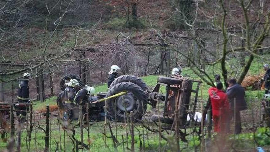 Fallece un pontevedrés al volcar su tractor y quedar atrapado