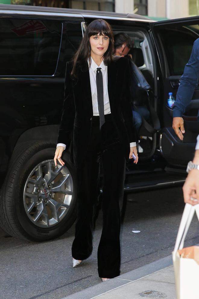 Dakota Johanson en Nueva York con traje pantalón de terciopelo negro