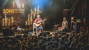 La actuación de Manu Chao que abrió el festival Sons del Món el sábado.