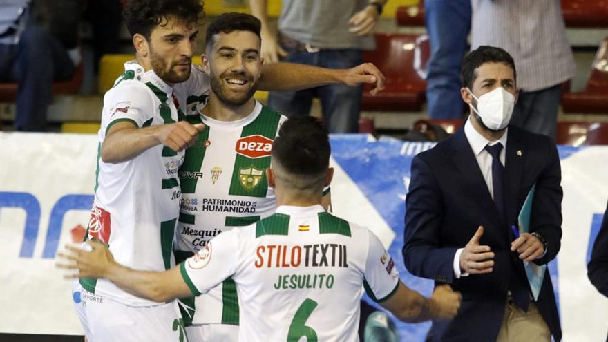 Zequi, Saura y Jesulito celebran el gol del murciano ante el Levante.