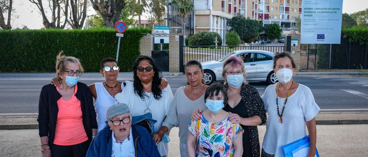 Residentes y familiares de la residencia frente al centro.