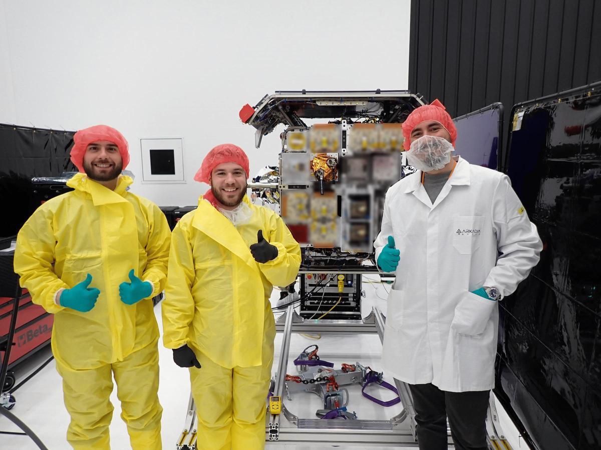 Equipo en EEUU realizando las operaciones de llenado del módulo