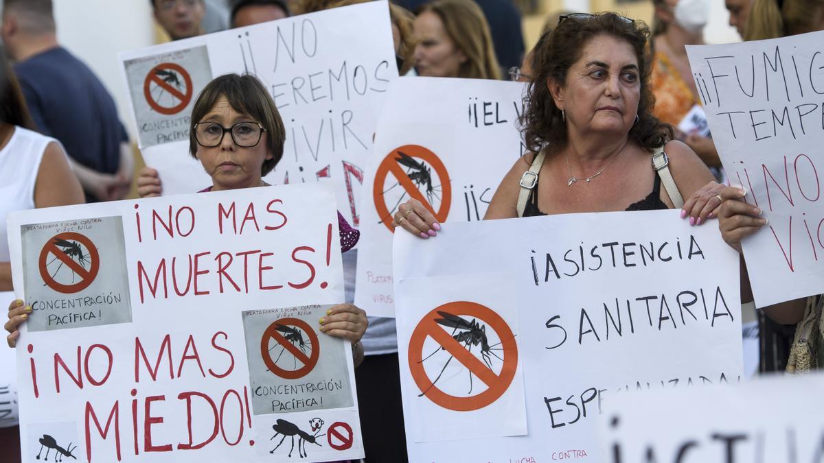 Vecinos de localidades afectadas por casos del virus del Nilo en la provincia de Sevilla, en una concentración en Dos Hermanas, en la cuarta movilización convocada por la plataforma que los agrupa para demandar soluciones