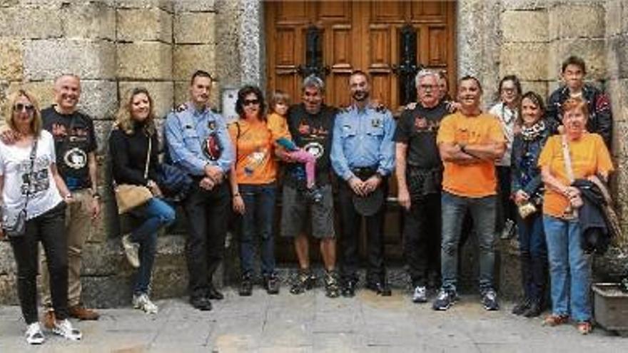 Els mossos gironins se sumen a una caminada per un nen malalt