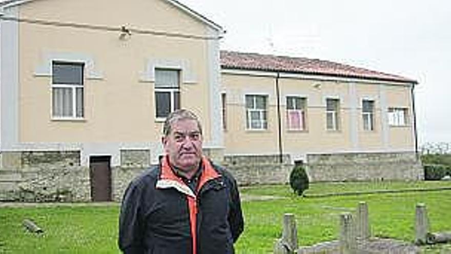 El presidente vecinal de La Pedrera, delante de las antiguas escuelas.