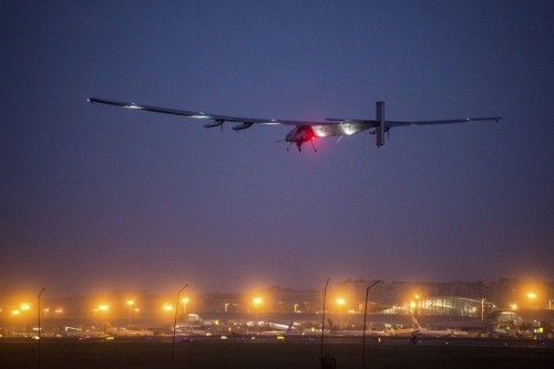 El avión Solar Impulse 2 despega del Aeropuerto Internacional de Chongqing Jiangbei