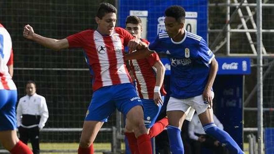 Thompson, del Juvenil, en el derbi ante el Sporting.