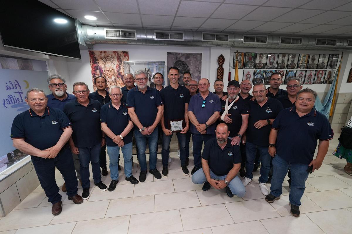 Miembros de la Filà d'En Trilles del Grau en fotografía de archivo.