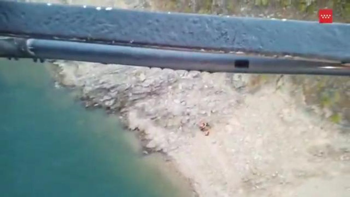 Así ha sido el rescate en El Atazar de 19 personas que cayeron al agua haciendo kayak
