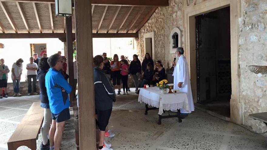 Un momento del oficio religioso en la hospedería.