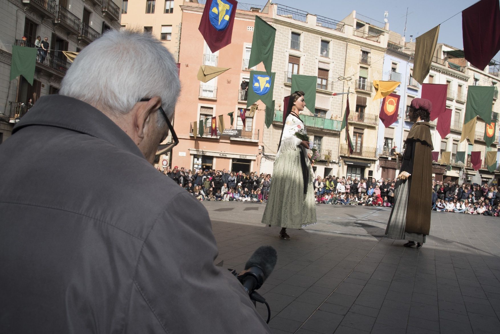 La imatgeria i els Tirallongues es llueixen enmig d'una plaça Major plena per la Festa de la Llum