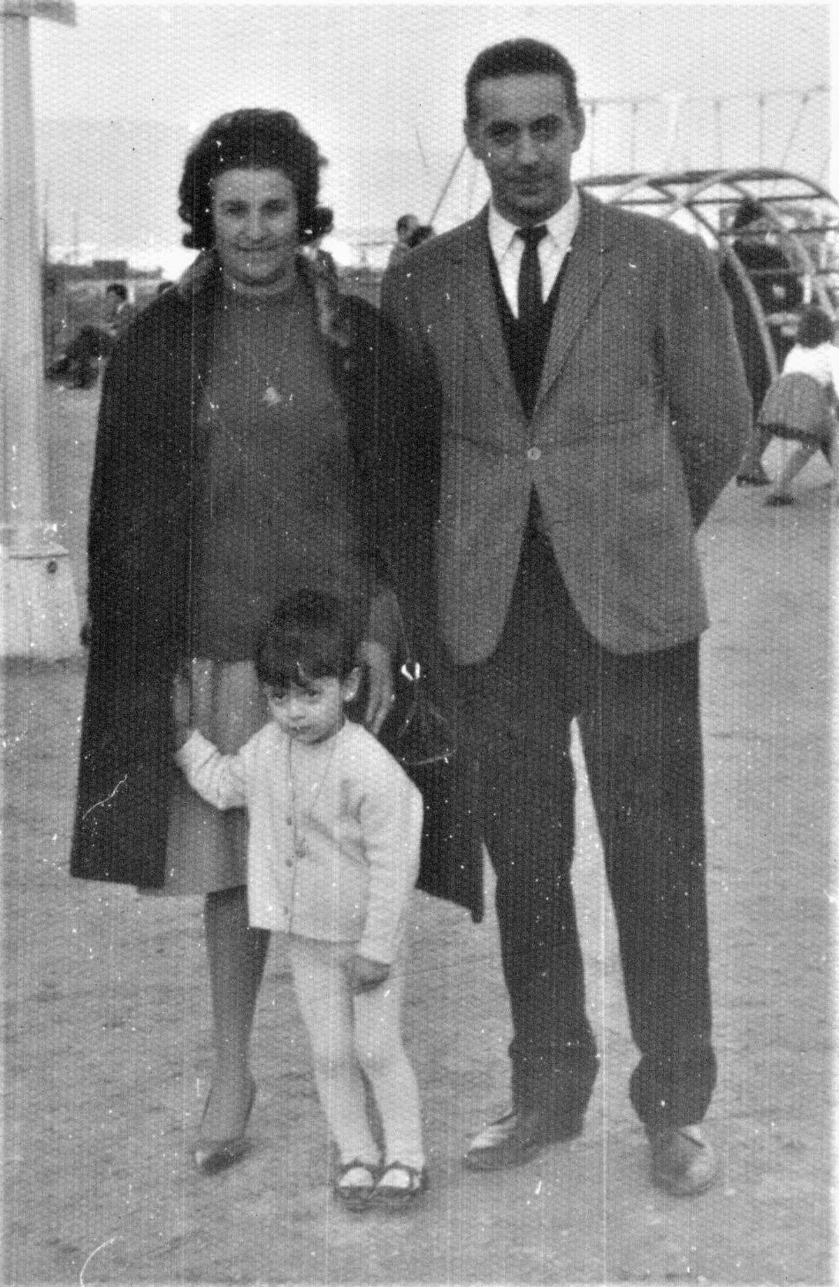 Ana con sus padres en el monte de O Castro