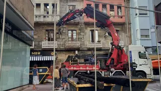 El incendio de una furgoneta aviva la preocupación en el entorno del edificio calcinado en Pontevedra