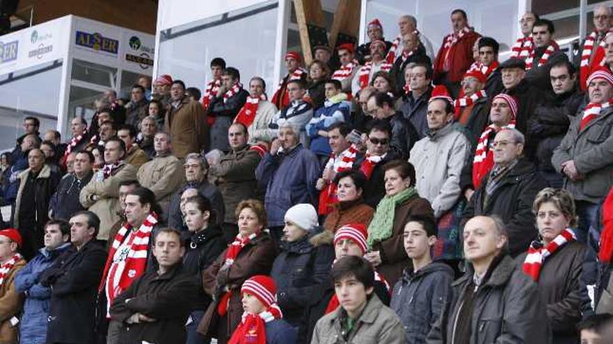 Los socios del Zamora CF lucieron ayer las bufandas y los gorros rojiblancos que repartió el club