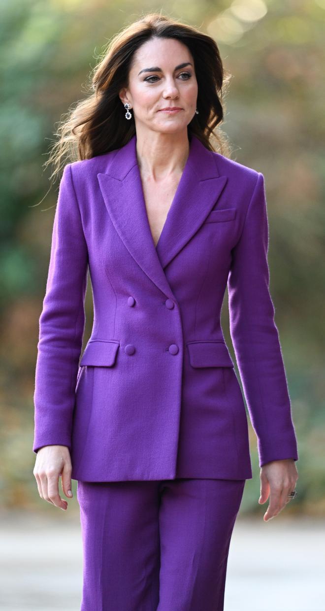 Kate Middleton vuelve a apostar por los trajes, esta vez en color morado.