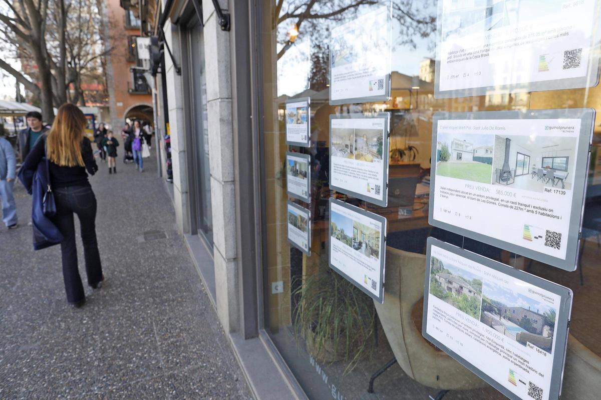Anuncis d'una agència immobiliària a Girona.
