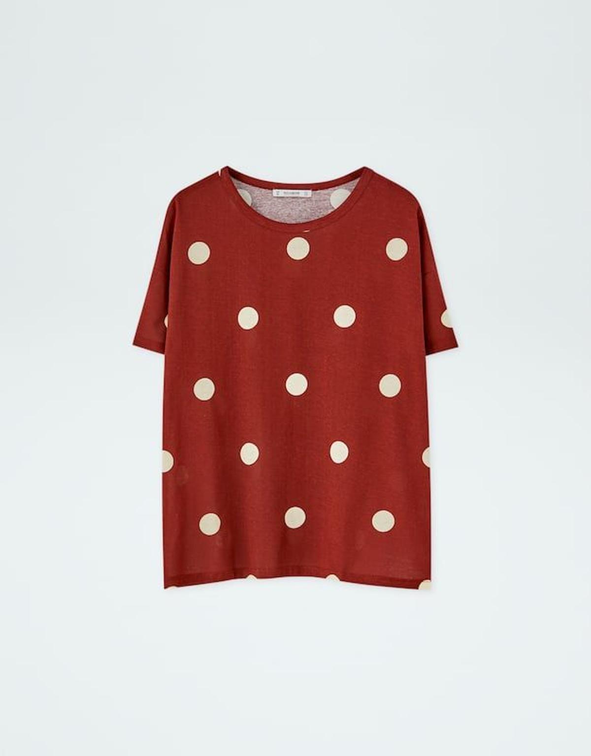 Camiseta en color teja con lunares blanco roto de Pull&amp;Bear. (Precio: 5, 99 euros)