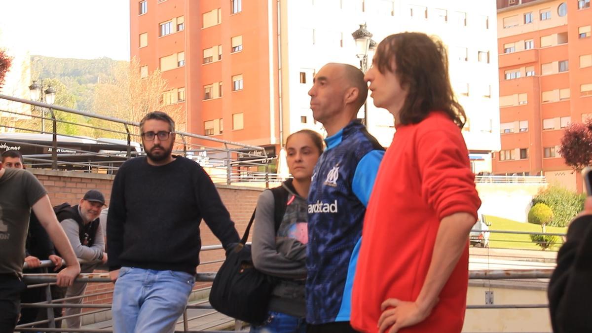 Los padres Desiréé Izquierdo y Nacho López y Andrés García del Sindicato de Inquilinos.