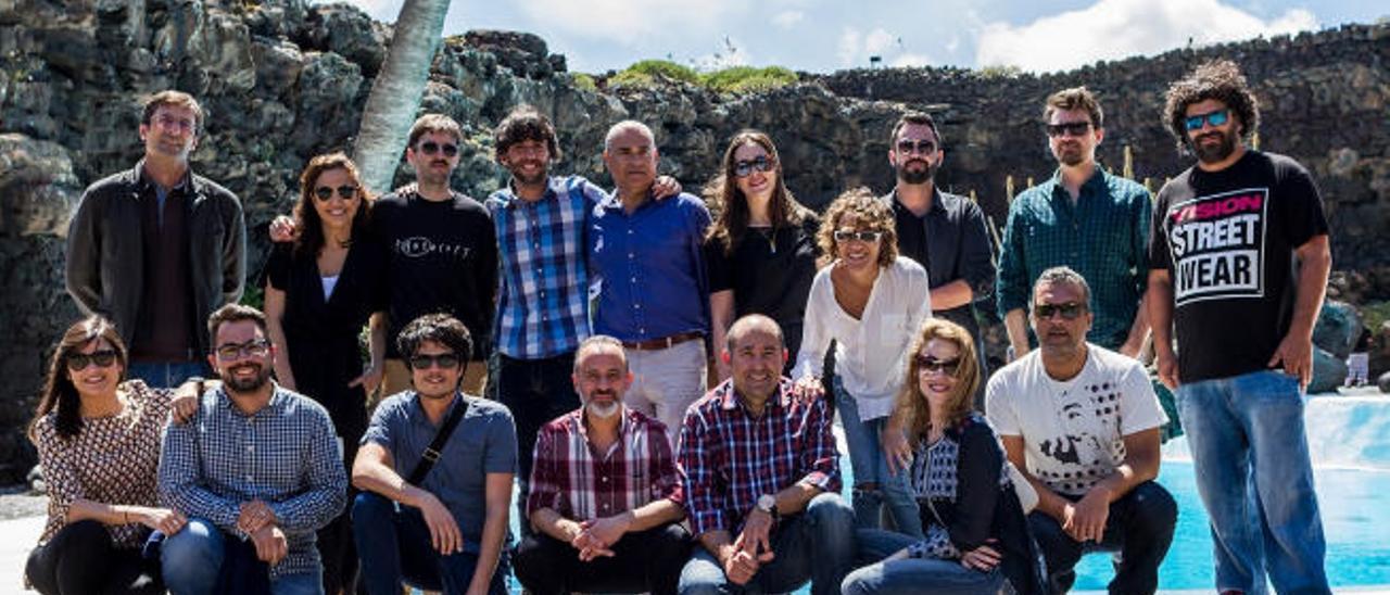Miembros del jurado del Festival de Cine junto a los responsables políticos del Cabildo de Lanzarote, en el que se encontraba el presidente, Pedro San Ginés.
