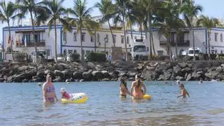 Los bañistas desafían la alerta sanitaria en la playa de Mogán:  «Los carteles que prohíben el baño no se ven»