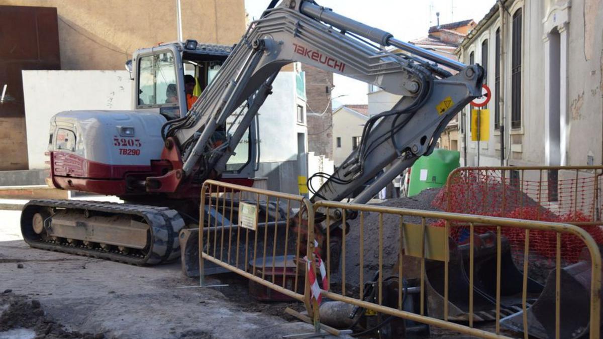 Una màquina a la zona més endarrerida de les obres | GUILLEM CAMPS