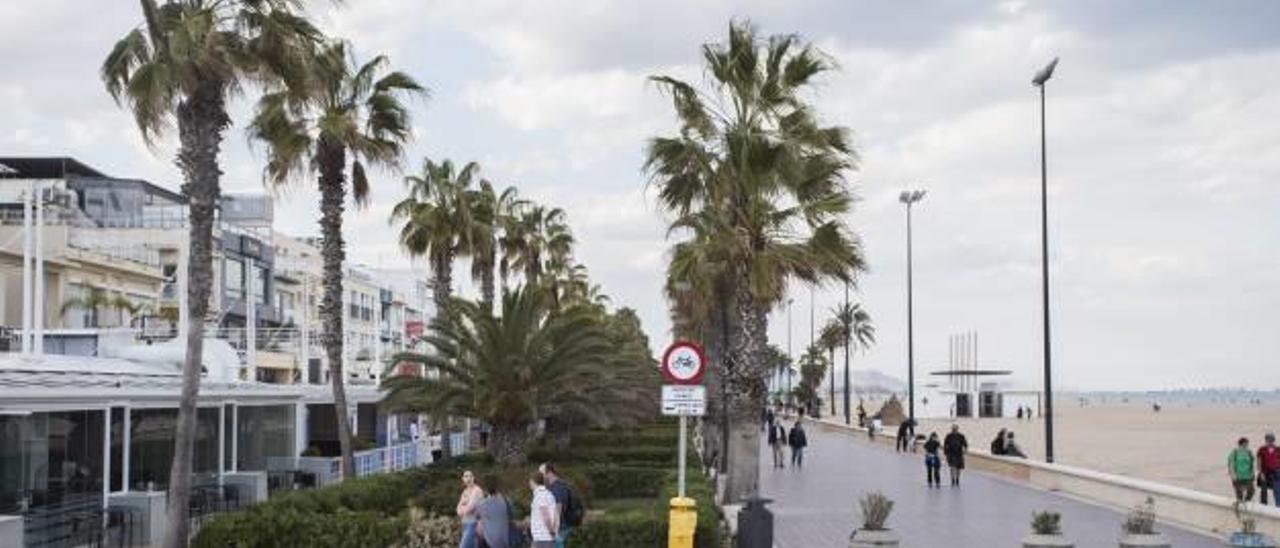 Vista del Paseo Marítimo con las terrazas de los restaurantes de Paseo de Neptuno a la izquierda.