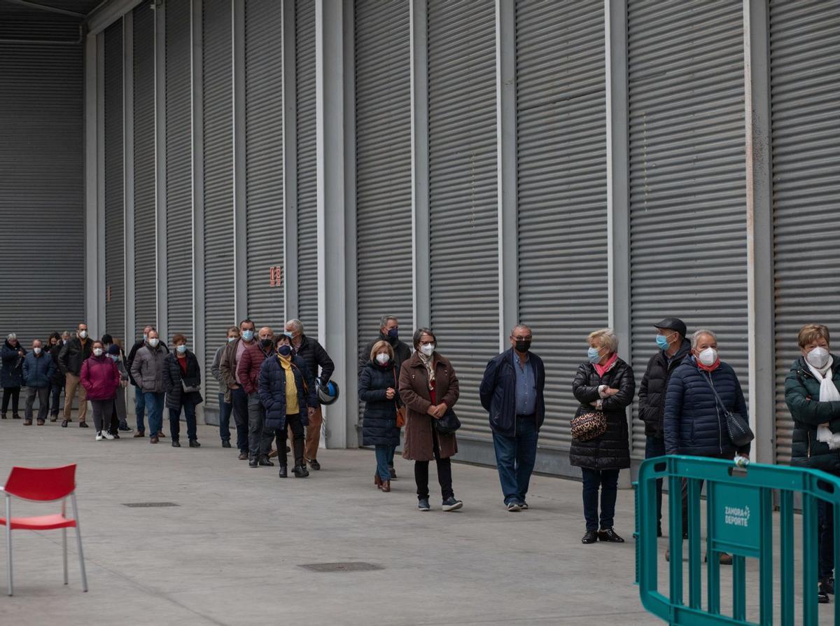 Colas en Ifeza para recibir la dosis de refuerzo. |