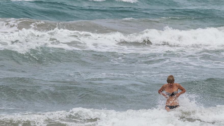 Peligro para el baño en las playas abiertas al viento de Levante