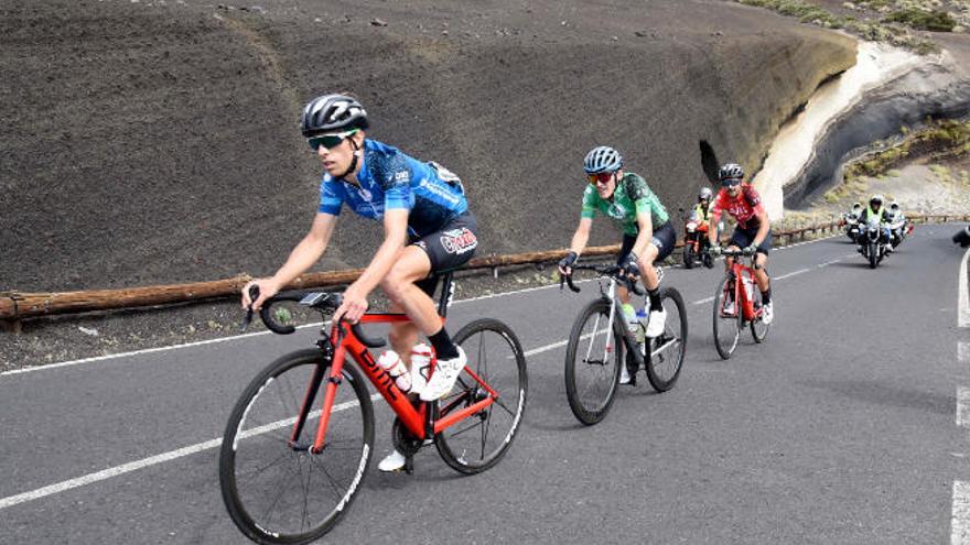 Adria Moreno seguido por Michiel Miniert y Romain Campistrous, en el parque Nacional del Teide.