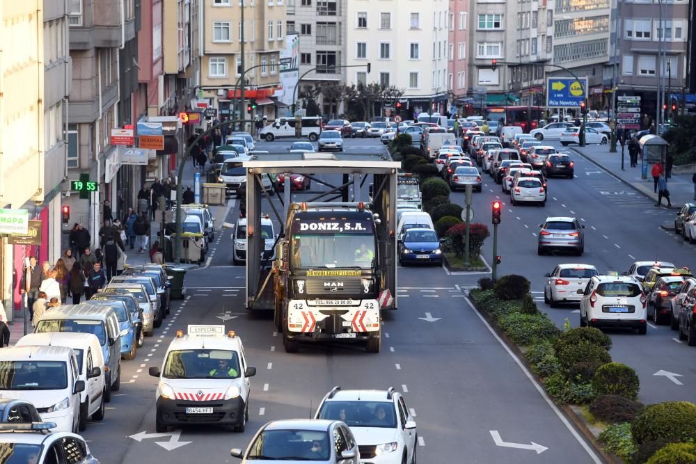 Un camión de transporte especial causa afecciones al tráfico en el cruce entre Ronda de Outeiro con avenida Finisterre