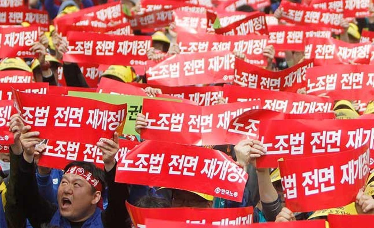 Aquest diumenge a Seül (capital de Corea del Sud), el Dia del Treballador, es van reunir 50.000 persones en una manifestació en què es podia llegir lemes com ’Canvieu la Llei de Sindicats’.