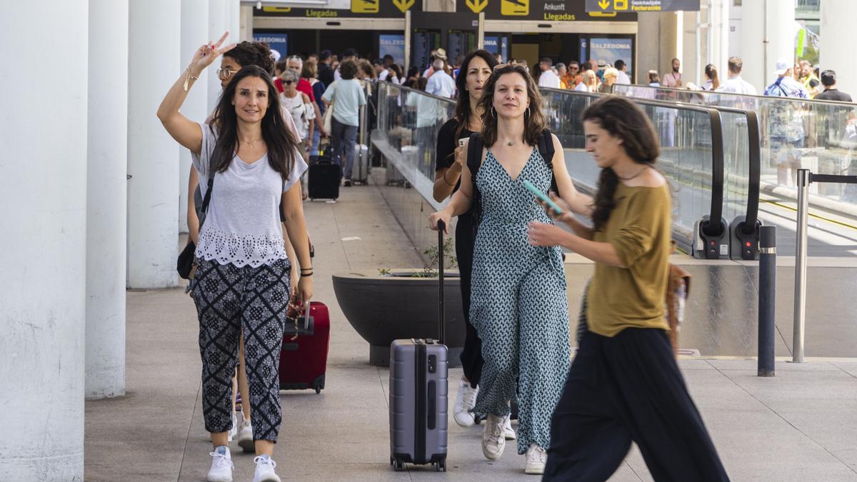 Pasajeros en el aeropuerto de Palma el día de las huelgas de easyJet y Ryanair