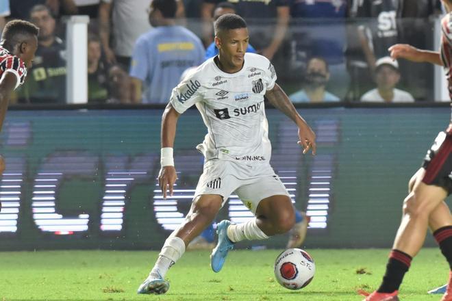 Ángelo Gabriel (Santos): El extremo de 17 años es otra de las perlas del fútbol brasileño. Desborde y agilidad en cualquiera de las dos bandas.