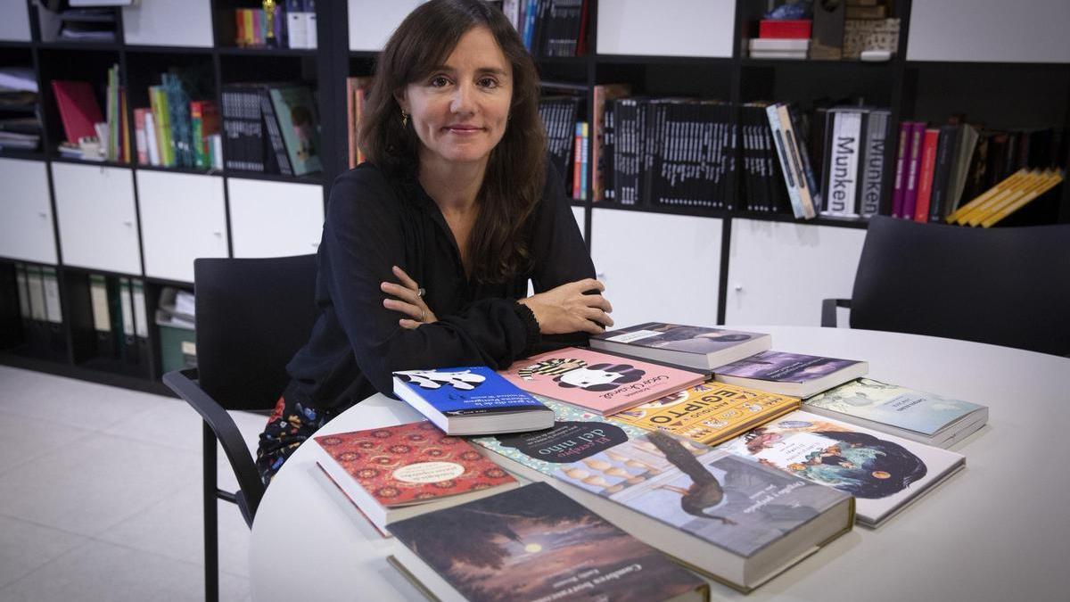Idoia Moll, directora de Alba Editorial, con algunos de los títulos del sello, que cumple treinta años.