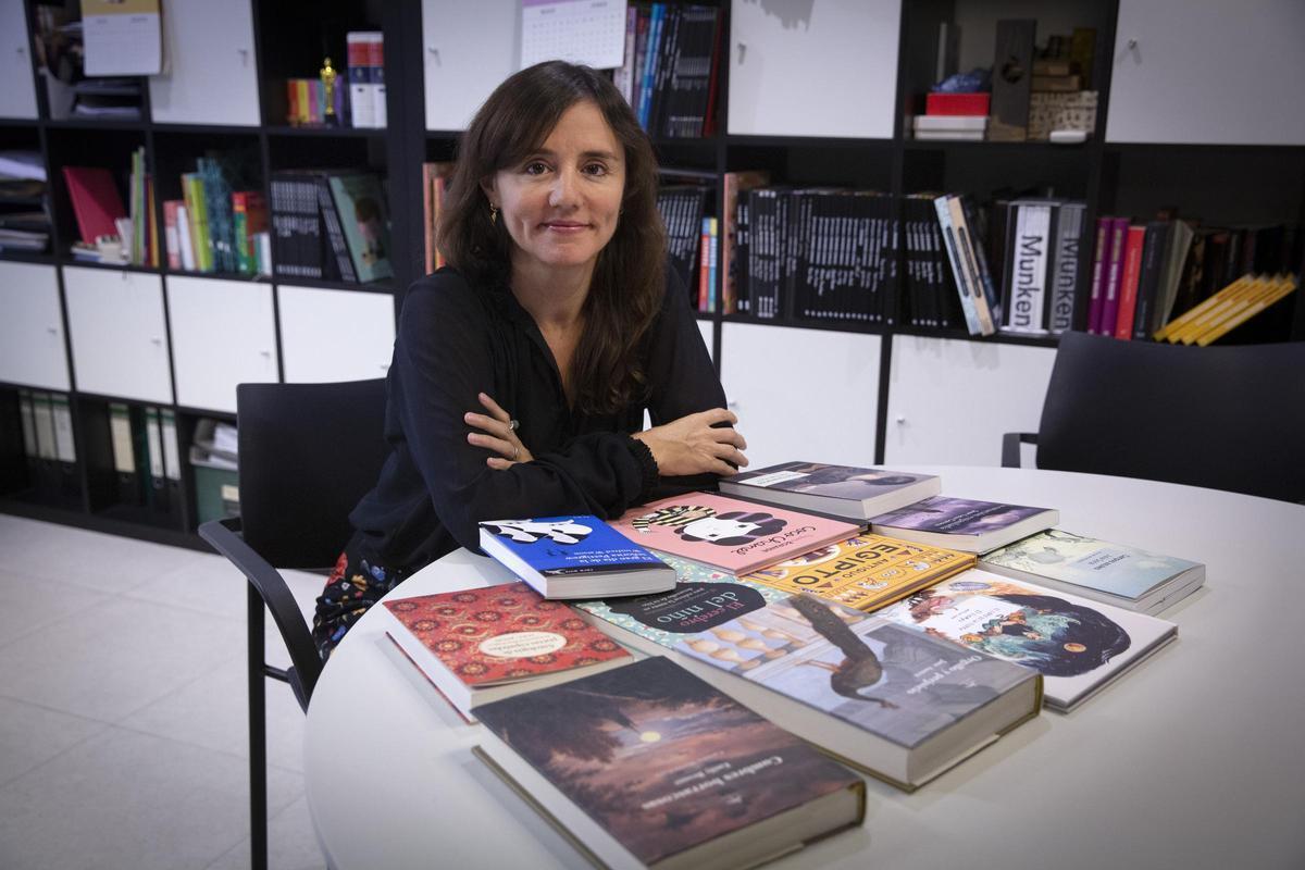 Idoia Moll, directora de Alba Editorial, con algunos de los títulos del sello, que cumple treinta años. Idoia Moll, directora de Alba Editorial, con algunos de los títulos del sello, que cumple treinta años.