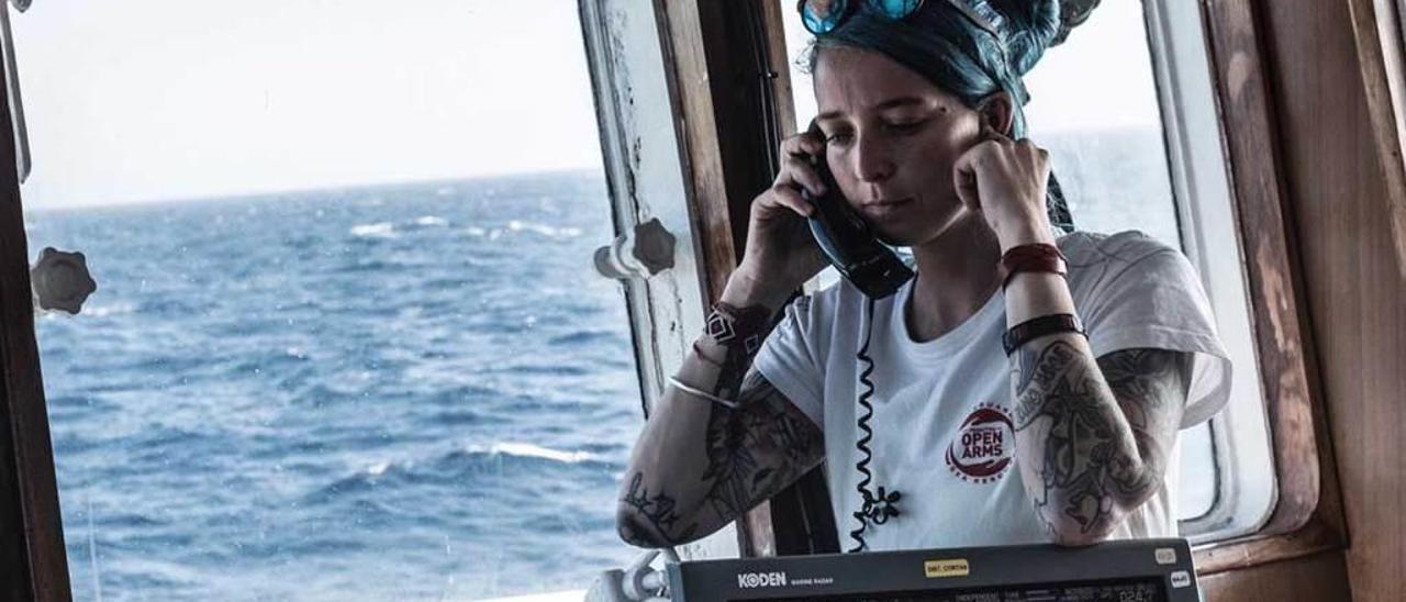 Anabel Montes hablando por el teléfono satelital a bordo del &quot;Open Arms&quot; con el Maritime Rescue Coordination Center de Roma, a mediados del pasado mes de marzo.