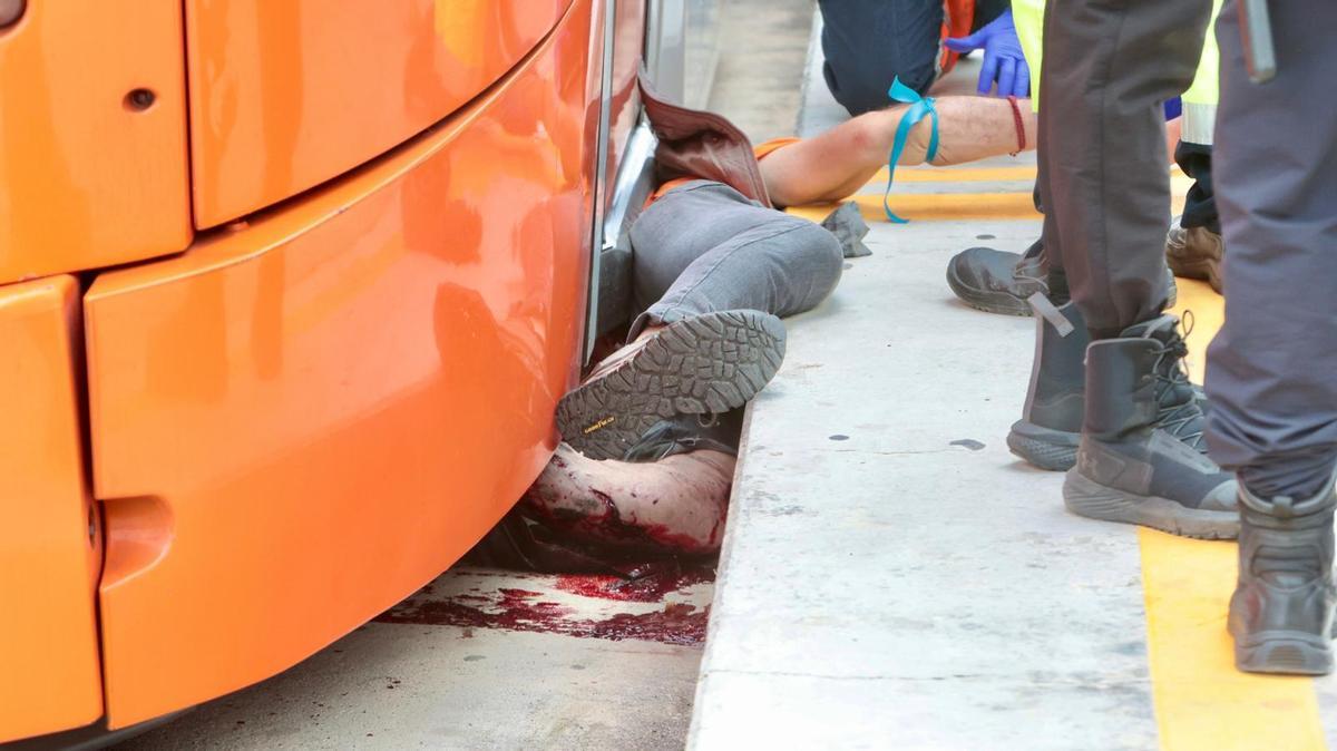 Cae accidentalmente a las vías del TRAM en Alicante con el tranvía ya en marcha y es arrastrado