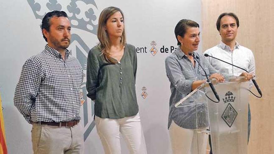 Los concejales Rubio, Roca y Gijón junto con la portavoz del PP, Margalida Durán.