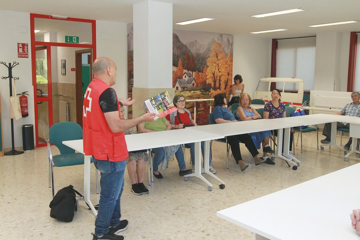 Asistentes escuchan a uno de los voluntarios.