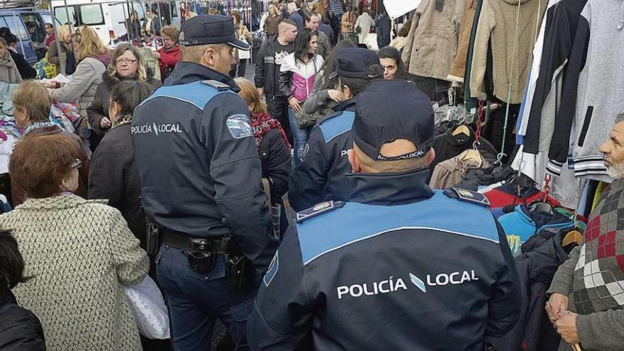 Un grupo de policías locales inspecciona el mercadillo de A Sardiñeira.