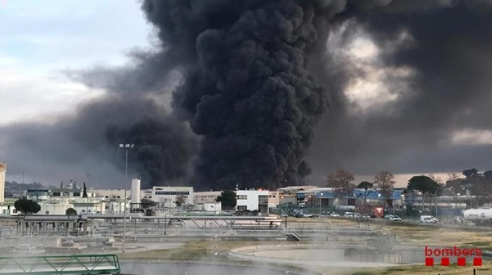 Incendi en una empresa de residus a Montornès