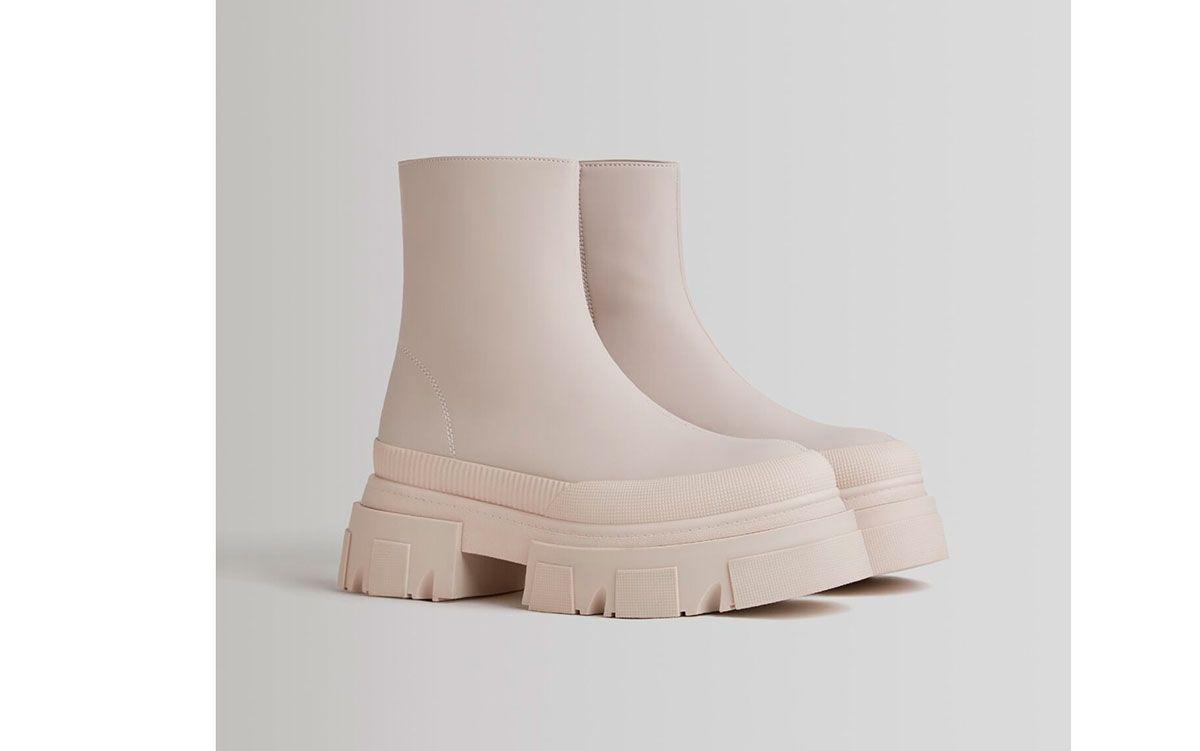 Botines blanco de agua de Bershka, 19,99 euros.