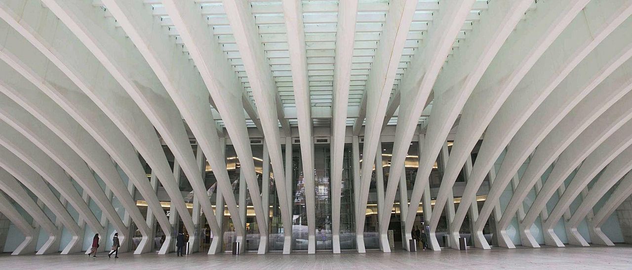 La entrada del centro comercial del Calatrava. | Miki López