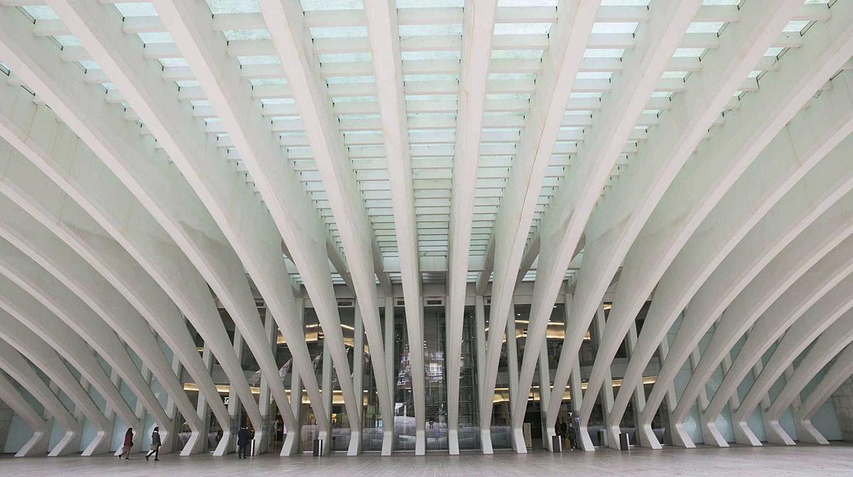 La entrada del centro comercial del Calatrava. | Miki López