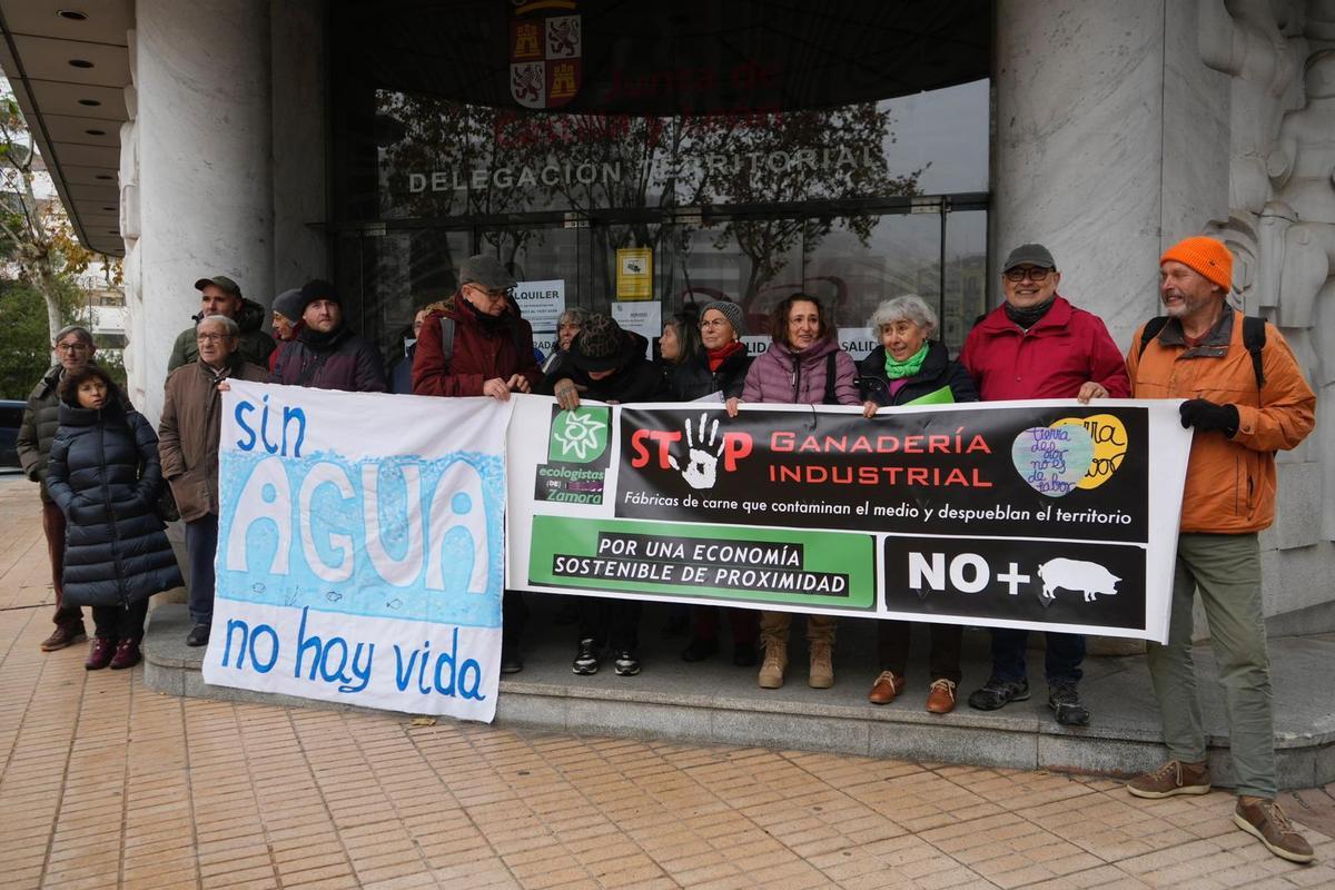 Concentración por la &quot;protección del agua&quot; a las puertas de la Junta en Zamora