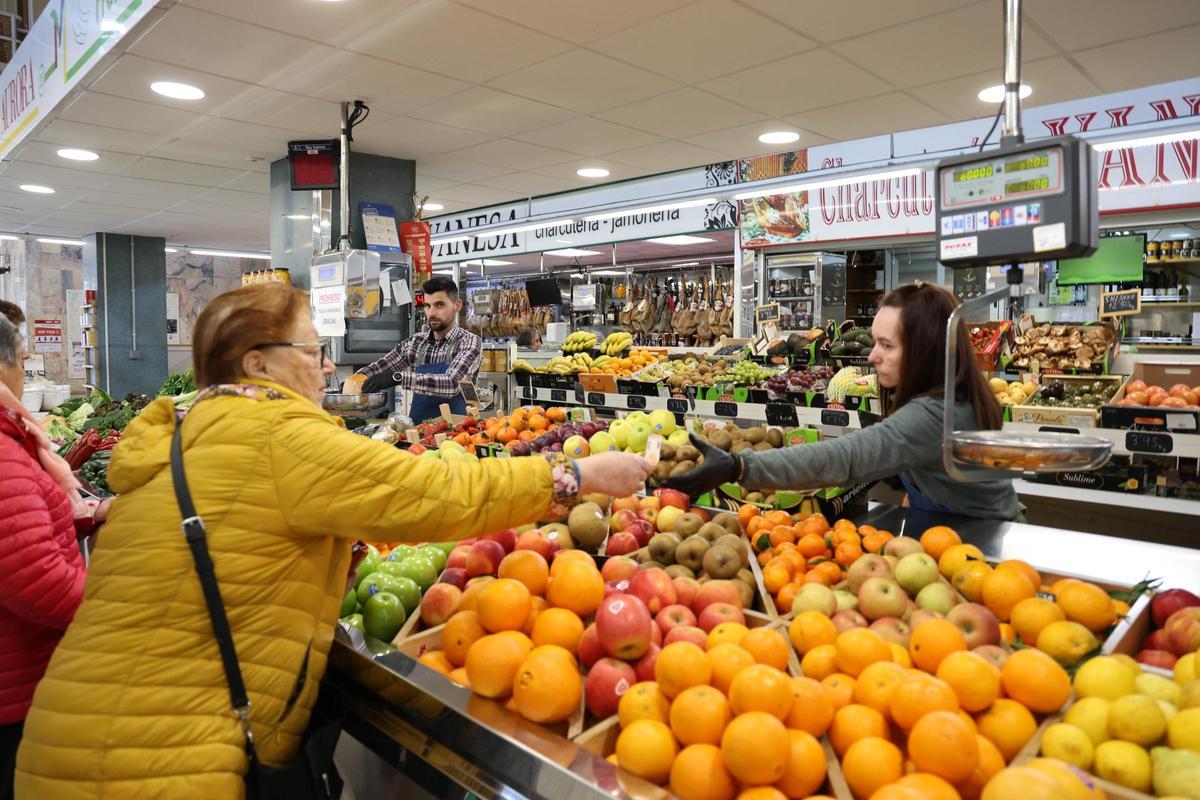Interior del mercado de Teis.