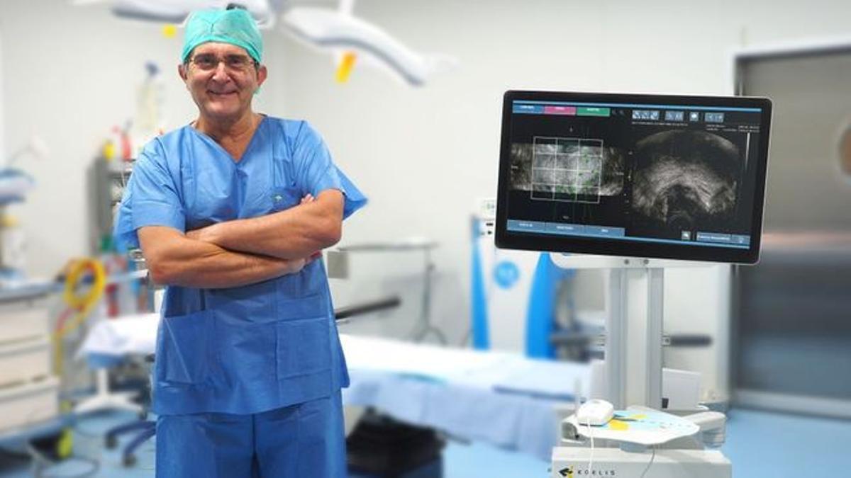 Dr. Del Rosal con el cartógrafo prostático para la biopsia por fusión